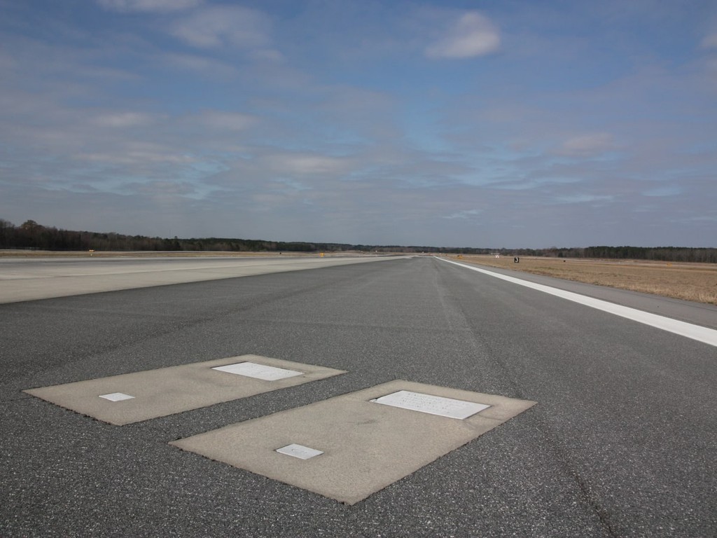 2 ngoi mo bi an tren duong bang san bay hinh anh 2