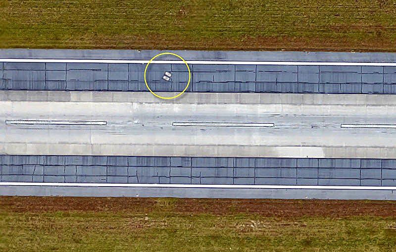 2 ngoi mo bi an tren duong bang san bay hinh anh 3