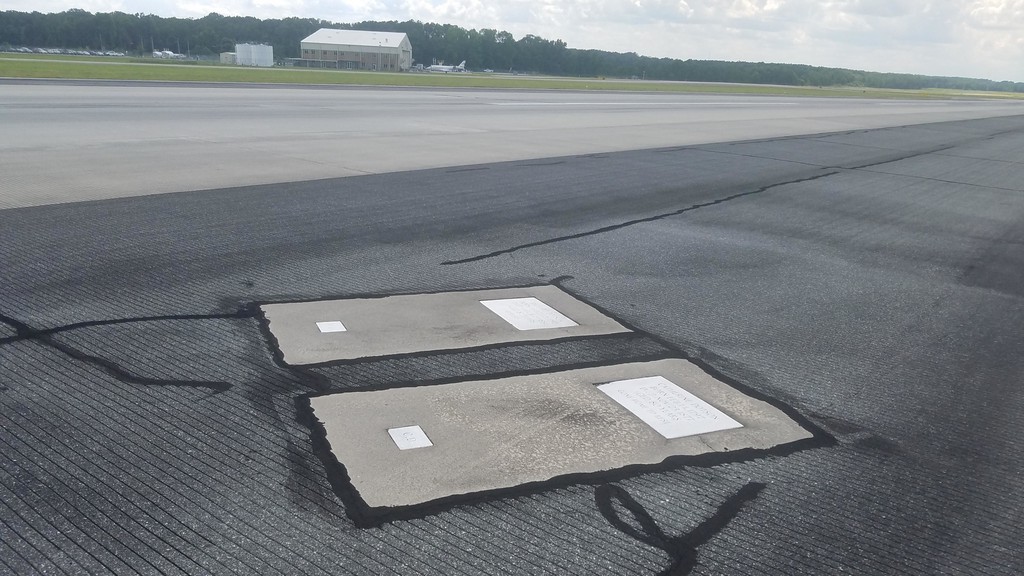 2 ngoi mo bi an tren duong bang san bay hinh anh 6