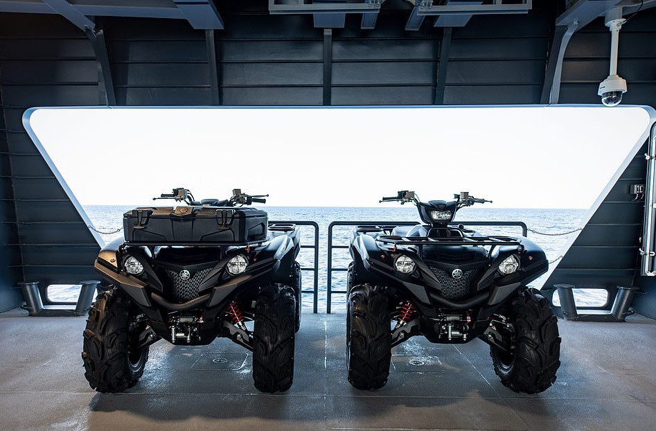 Con tau xa hoa cua gioi sieu giau co san bay, benh vien rieng hinh anh 2