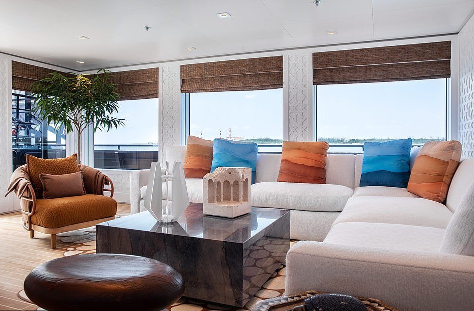 Con tau xa hoa cua gioi sieu giau co san bay, benh vien rieng hinh anh 3