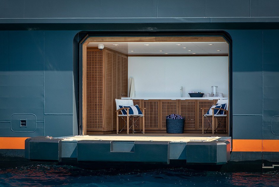 Con tau xa hoa cua gioi sieu giau co san bay, benh vien rieng hinh anh 6