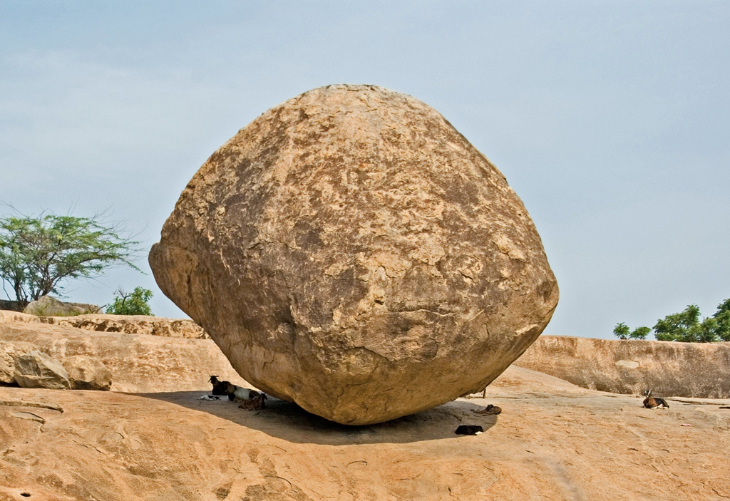 Hon da co can bang tren doc thach thuc nguoi dich chuyen hinh anh 5