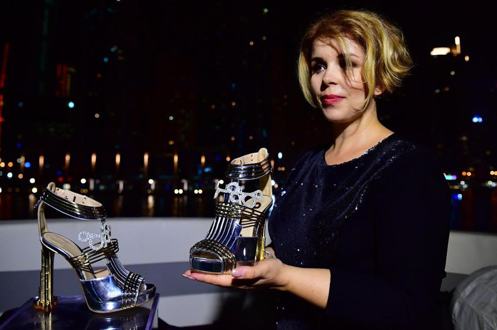 Doi giay dat nhat the gioi lam tu kim cuong, thien thach va vang hinh anh 1