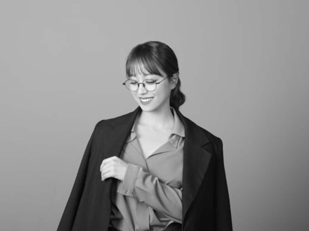 Nu MC Han dau tien dam deo kinh, tha rong khi len song truyen hinh hinh anh 3 122.jpg