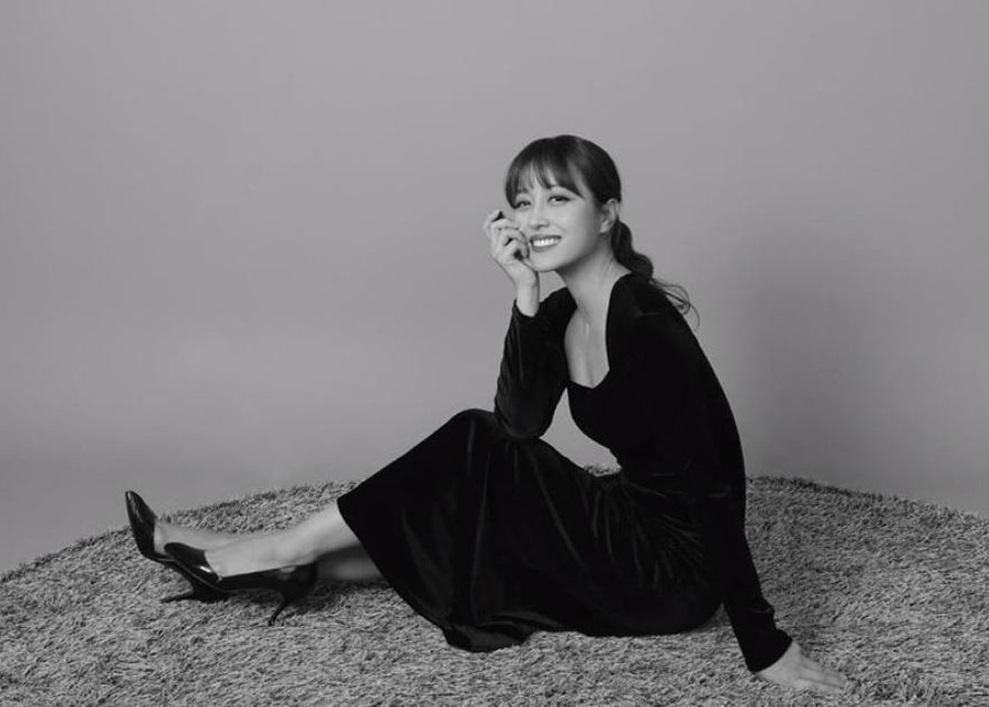 Nu MC Han dau tien dam deo kinh, tha rong khi len song truyen hinh hinh anh 2 123.jpg