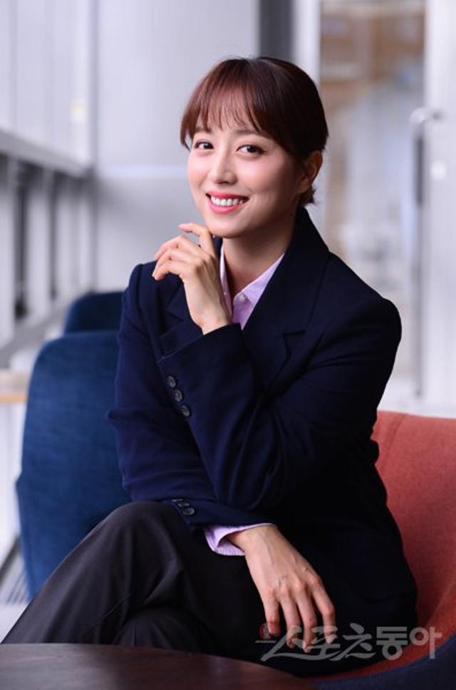 Nu MC Han dau tien dam deo kinh, tha rong khi len song truyen hinh hinh anh 4 anna.jpeg