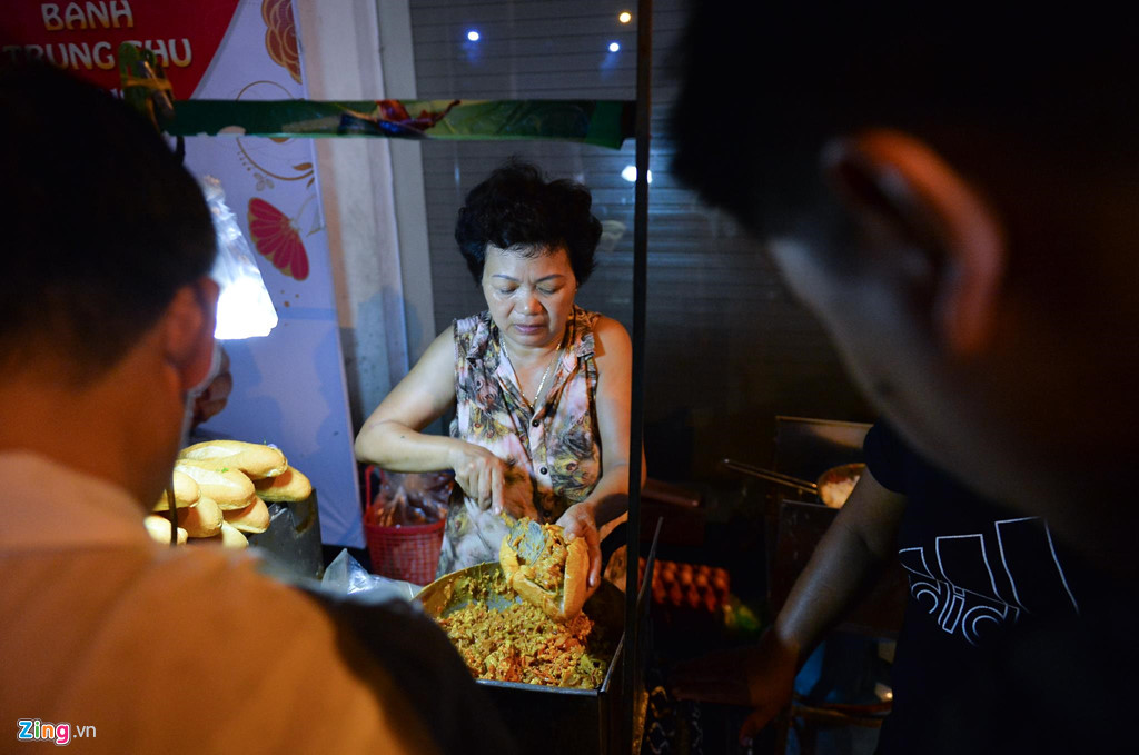Xep hang luc rang sang de mua banh mi 'ho lon' o Ha Noi hinh anh 3