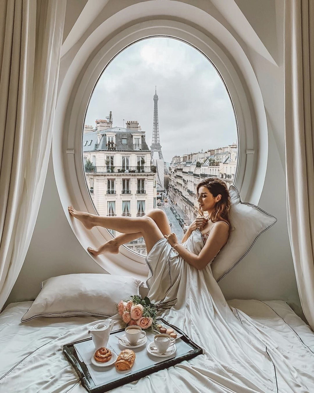 Khach san co o cua sang chanh, nhin thang thap Eiffel hinh anh 5