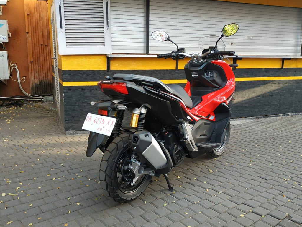 Vua ra mat da chay hang, Honda phai tang cuong san xuat ADV 150 hinh anh 2