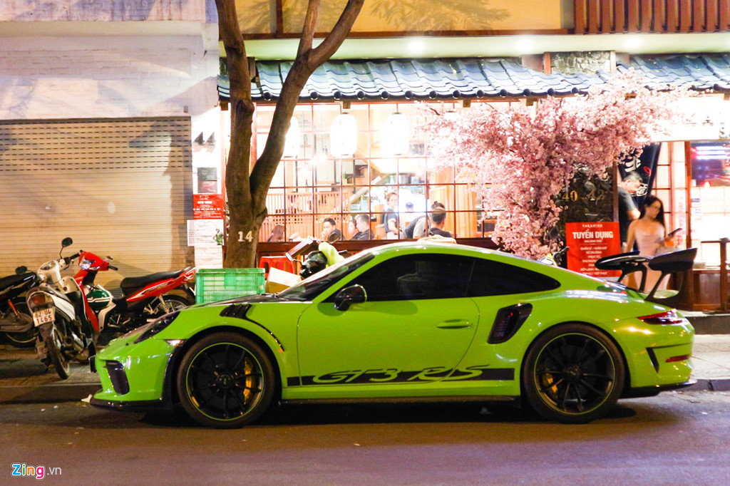 Sieu xe Porsche 911 GT3 RS mau xanh la doc nhat xuong pho Sai Gon hinh anh 2 