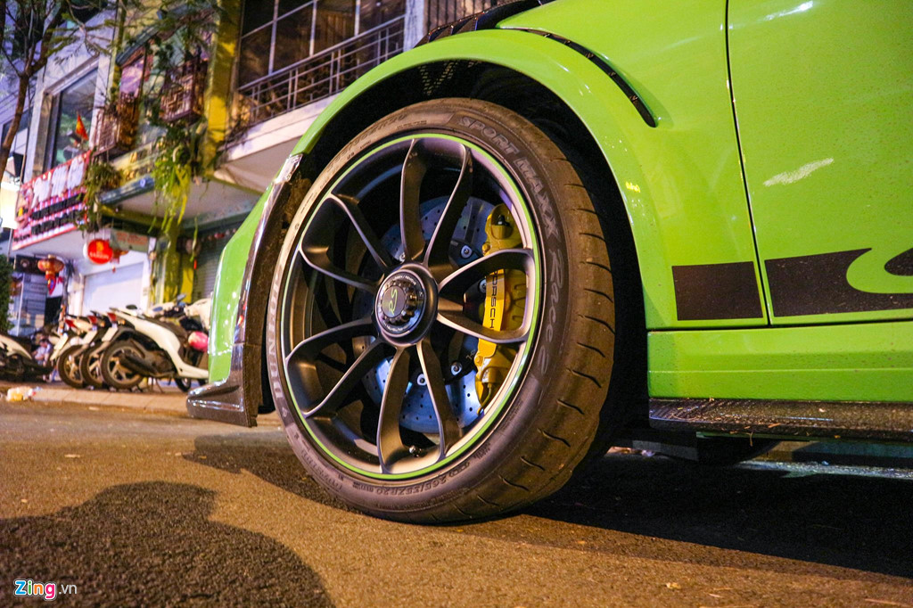 Sieu xe Porsche 911 GT3 RS mau xanh la doc nhat xuong pho Sai Gon hinh anh 5