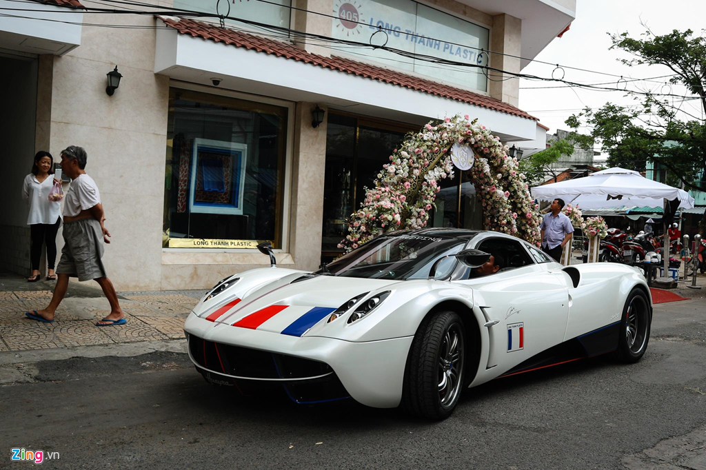 Khong dua dau, Pagani Huayra la 'khach' tai le cuoi con gai Minh Nhua hinh anh 1