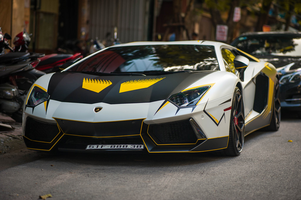 Lamborghini Aventador do ong xa khung, lot xac voi decal moi hinh anh 1