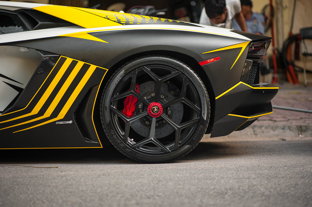 Lamborghini Aventador do ong xa khung, lot xac voi decal moi hinh anh 6