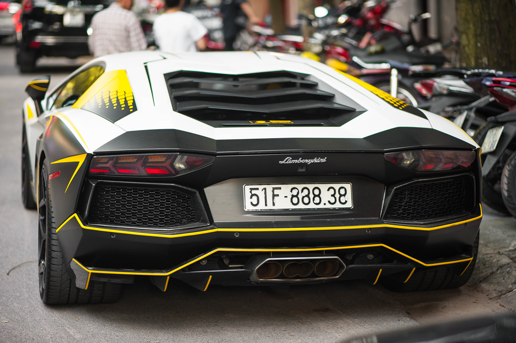 Lamborghini Aventador do ong xa khung, lot xac voi decal moi hinh anh 11