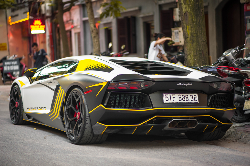 Lamborghini Aventador do ong xa khung, lot xac voi decal moi hinh anh 4