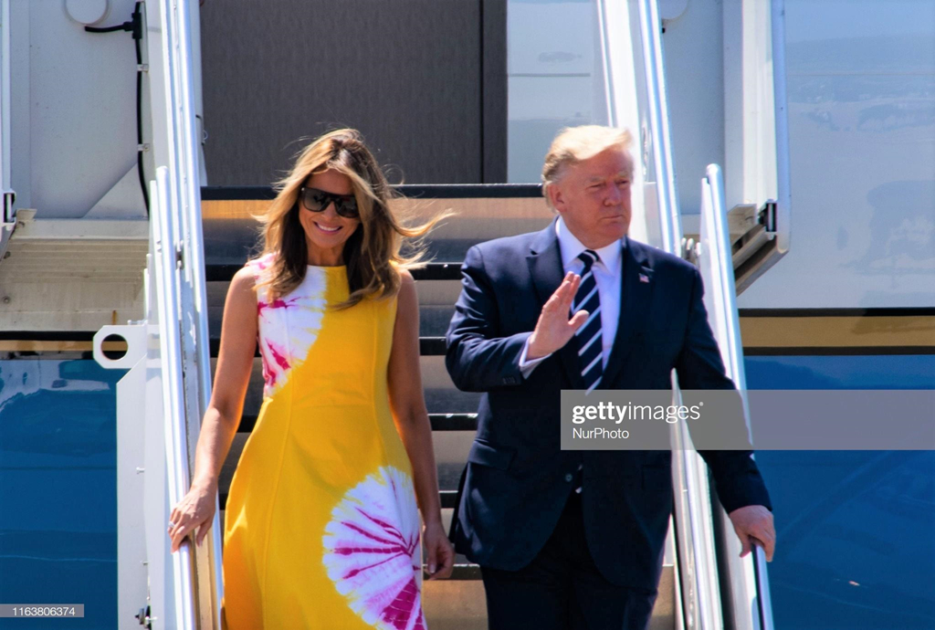 Loat vay ao hang hieu cua de nhat phu nhan My Melania Trump tai G7 hinh anh 1