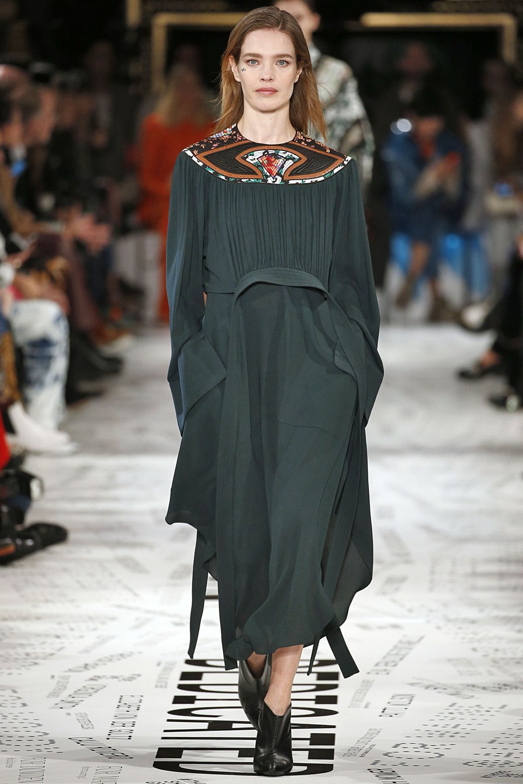 Nhan sac sieu mau vua dinh hon con trai ty phu the gioi hinh anh 12 natalia_vodianova_at_stella_mccartney_runway_show_at_pfw_in_paris_03_04_2019_1.jpg