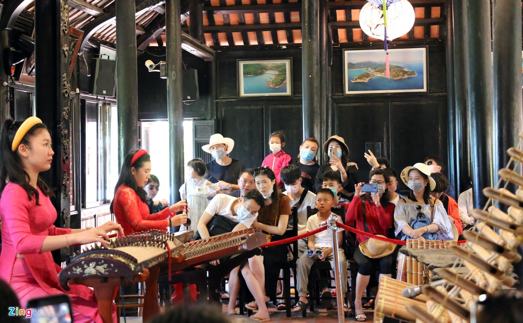 So virus corona, khach Trung Quoc bit khau trang kin mit o Nha Trang hinh anh 8 10_zing.jpg