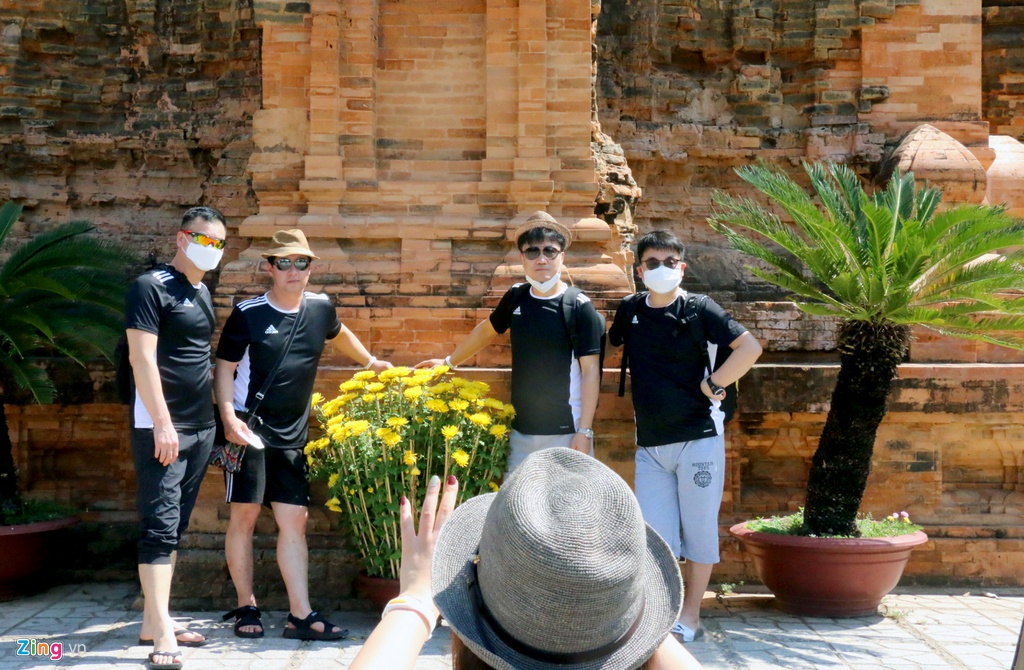 So virus corona, khach Trung Quoc bit khau trang kin mit o Nha Trang hinh anh 1 1_zing.jpg