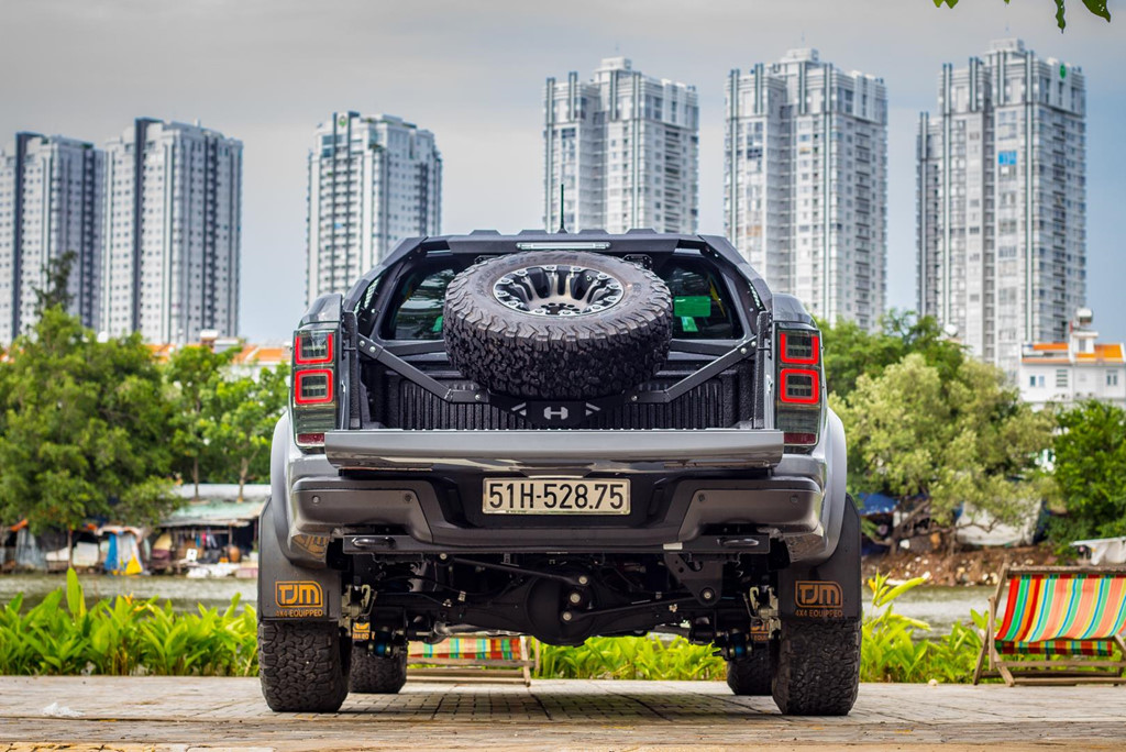 Ford Raptor chua du ngau, chu xe chi tram trieu do lai 'nhan sac' hinh anh 9