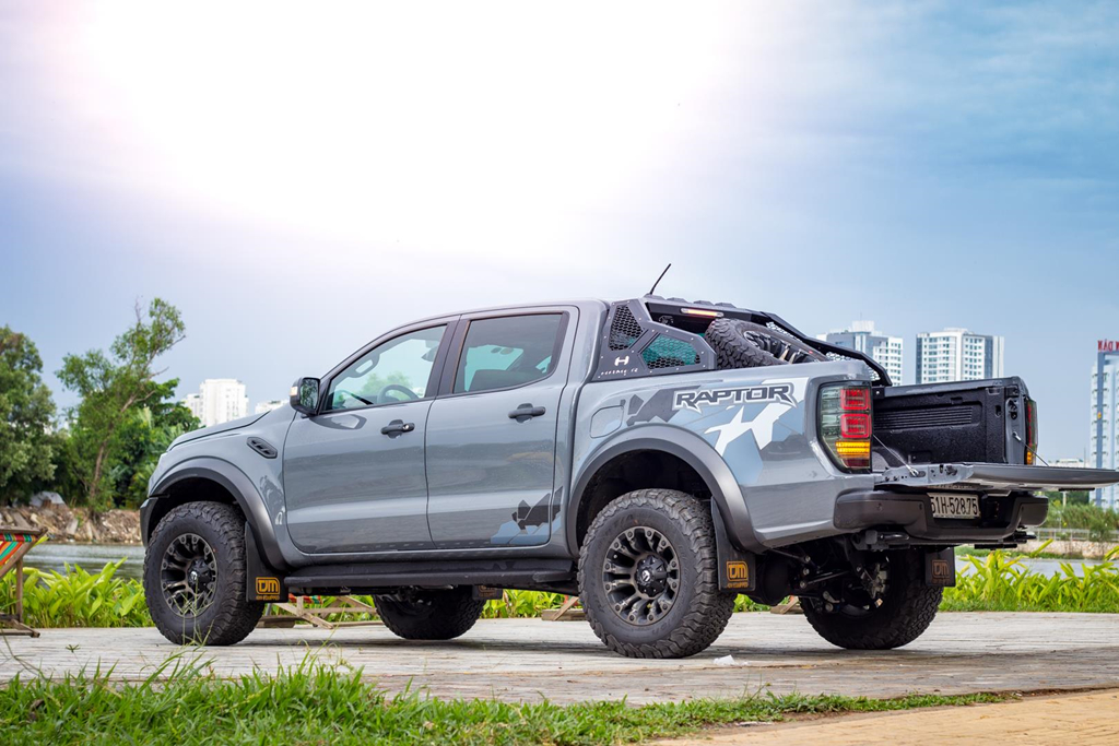 Ford Raptor chua du ngau, chu xe chi tram trieu do lai 'nhan sac' hinh anh 7