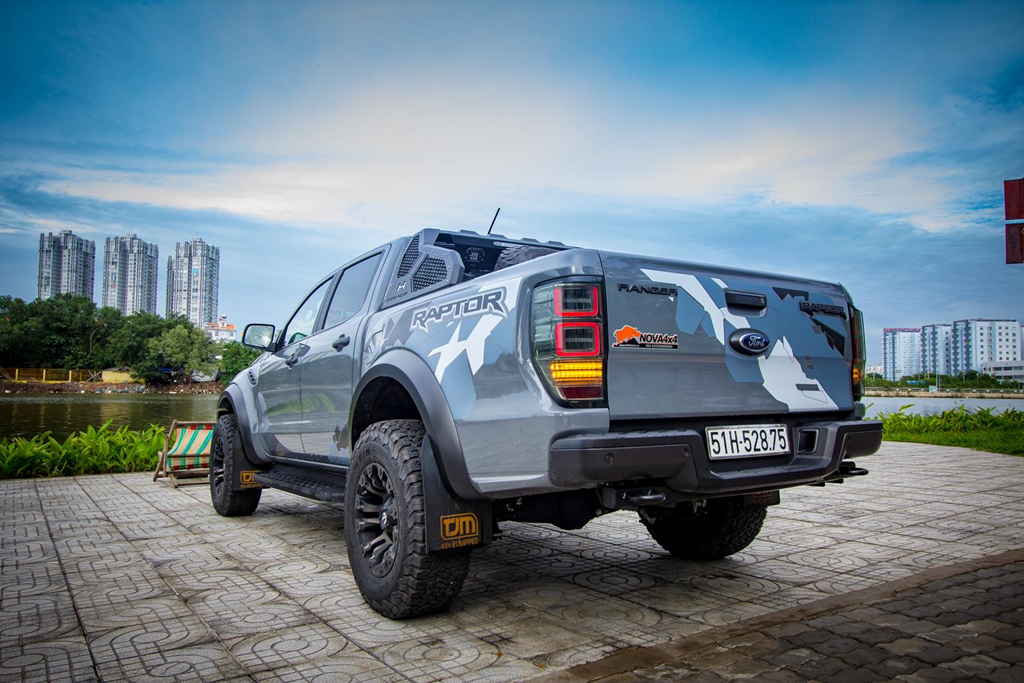 Ford Raptor chua du ngau, chu xe chi tram trieu do lai 'nhan sac' hinh anh 10