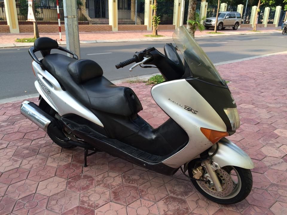 Truoc Honda SH, mau xe nao tung tao dau an o dong xe ga dat tien? hinh anh 5