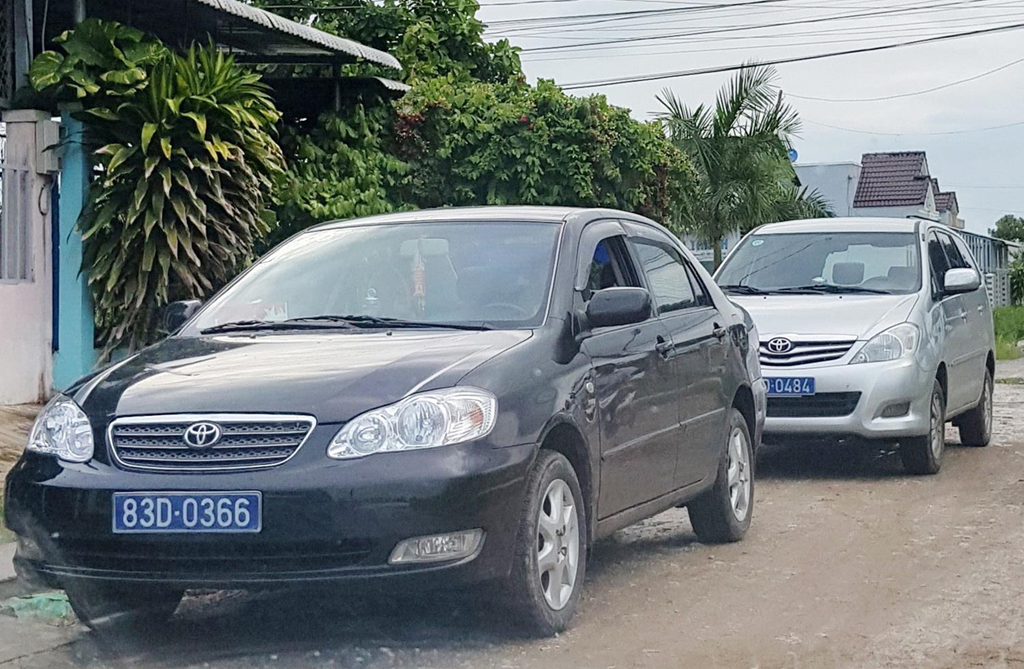 Chinh sach co hieu luc tu thang 9: Nhan vien karaoke phai deo bien ten hinh anh 1