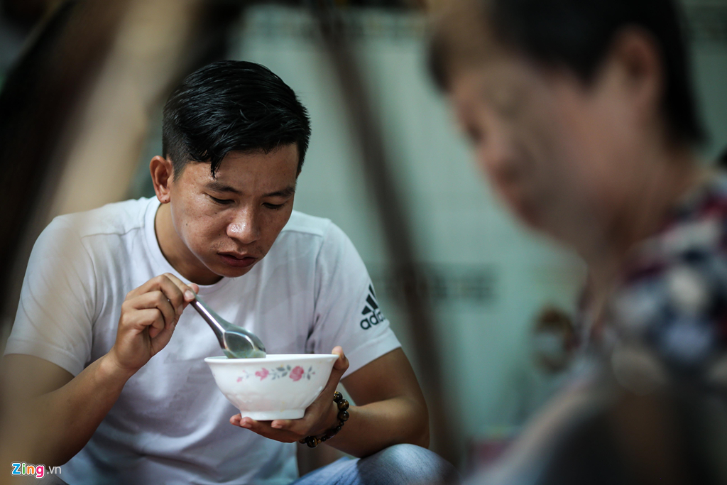 Quan banh canh ban trong mot gio, thu hon chuc trieu o Sai Gon hinh anh 8