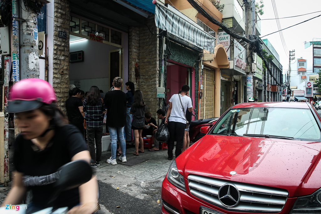 Quan banh canh ban trong mot gio, thu hon chuc trieu o Sai Gon hinh anh 5