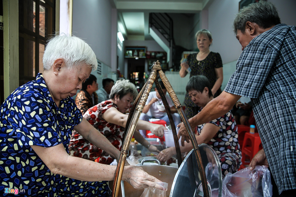 Quan banh canh ban trong mot gio, thu hon chuc trieu o Sai Gon hinh anh 2