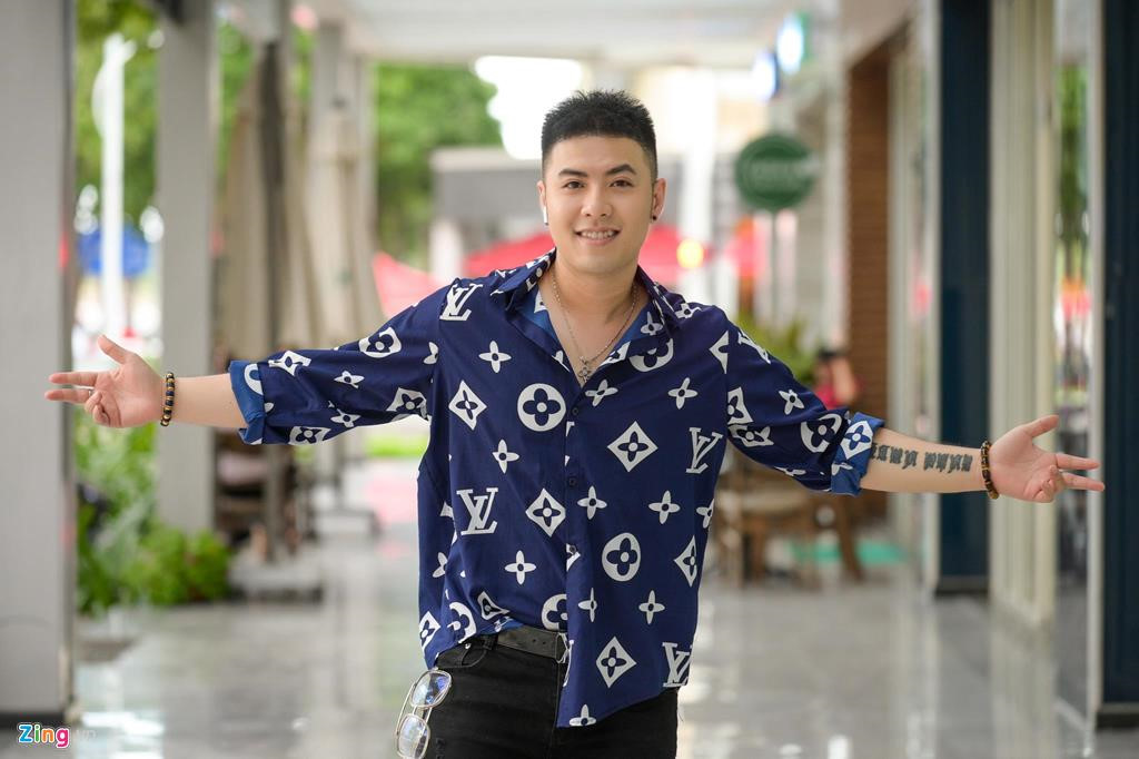 Akira Phan: 'Bi che beo nhu heo, toi hut mo toan than suot 12 tieng' hinh anh 3