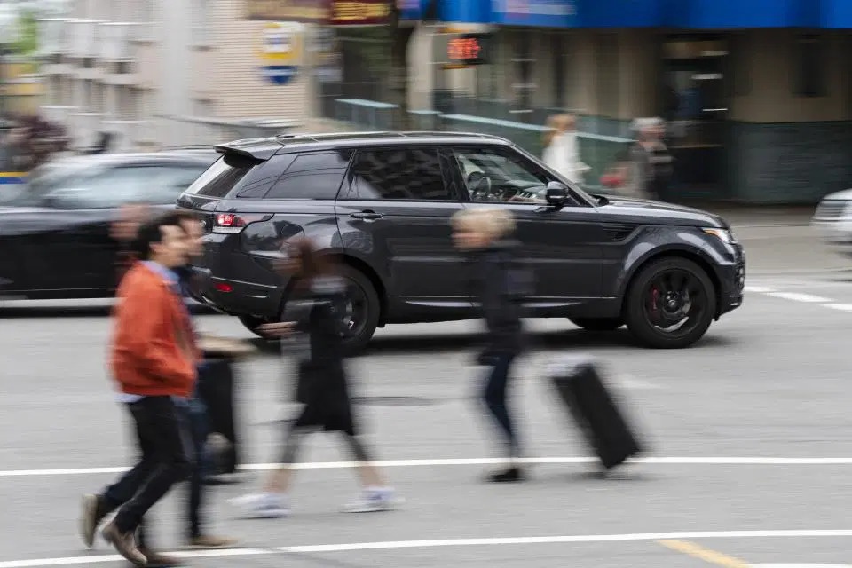 Chau Au muon cam xe SUV vao trung tam thanh pho hinh anh 3 3.jpg