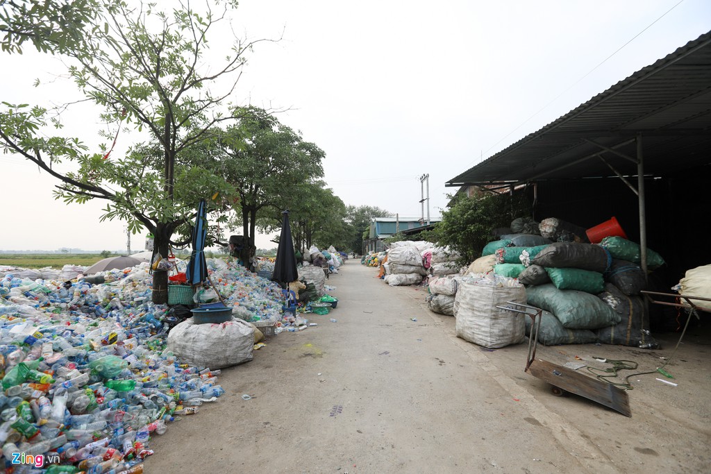 Hang loat nha may o nhiem trong long thanh pho Ha Noi hinh anh 10