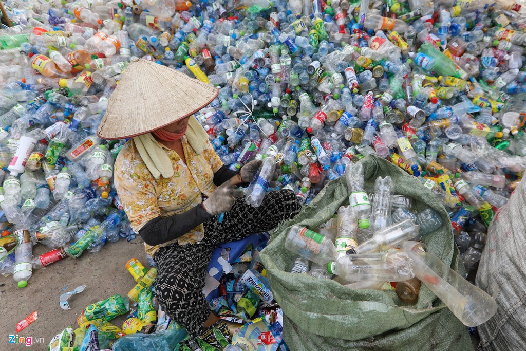 Hang loat nha may o nhiem trong long thanh pho Ha Noi hinh anh 12