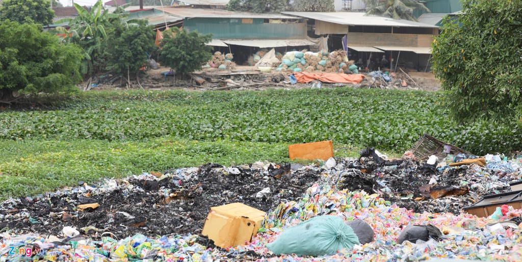 Hang loat nha may o nhiem trong long thanh pho Ha Noi hinh anh 13