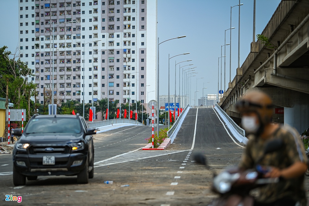 thong xe cau vuot thap qua ho linh dam anh 8