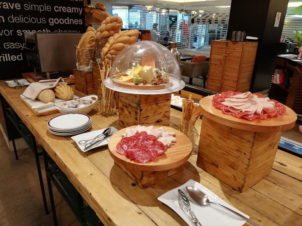 Khach san U22 Viet Nam o tai Philippines co mon an gi? hinh anh 7