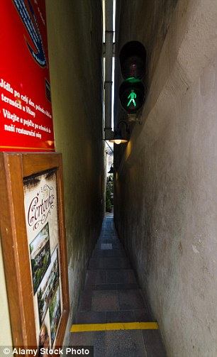 Con pho hep den muc phai lap den giao thong de tranh ket nguoi hinh anh 5