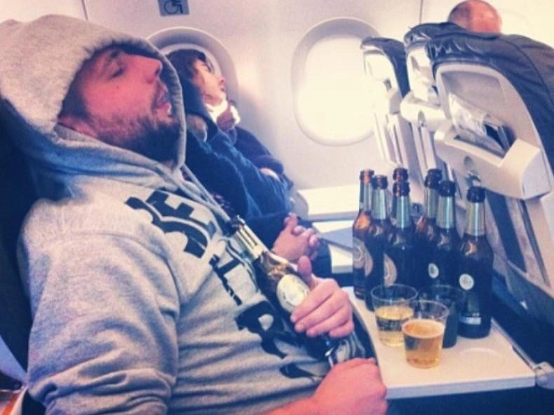 Nhung kieu hanh khach khien nguoi khac phat dien tren may bay hinh anh 3