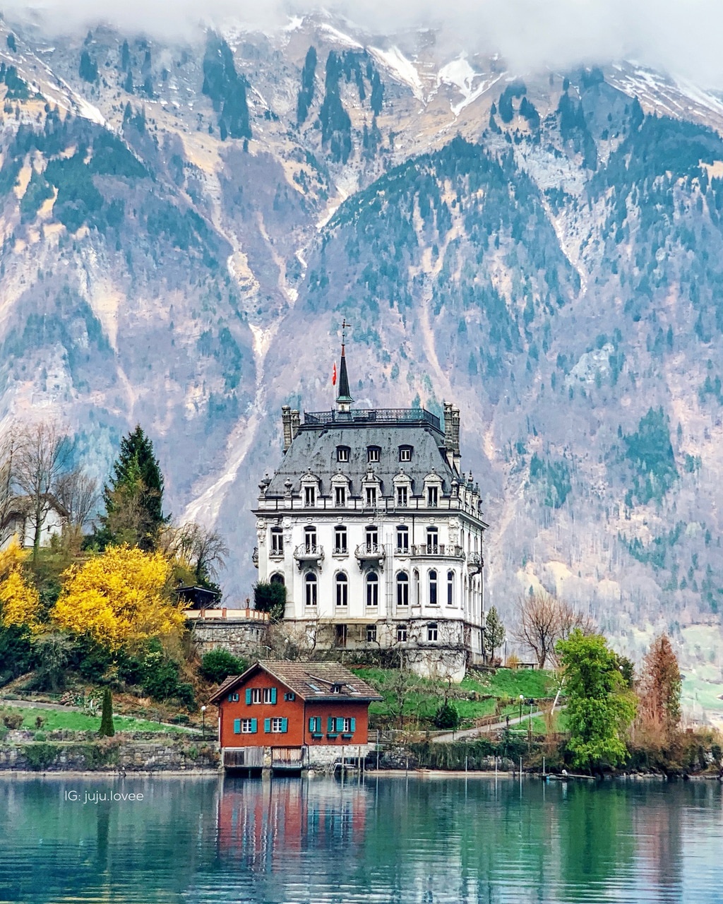Nếu bạn đam mê làm phim và muốn tìm kiếm những địa điểm quay trong bối cảnh thiên nhiên hùng vĩ, lịch sử và văn hóa, Thụy Sĩ sẽ là sự lựa chọn hoàn hảo cho bạn. Hãy khám phá những địa điểm quay phim tuyệt vời tại Thụy Sĩ và đưa ra những bộ phim tuyệt vời.