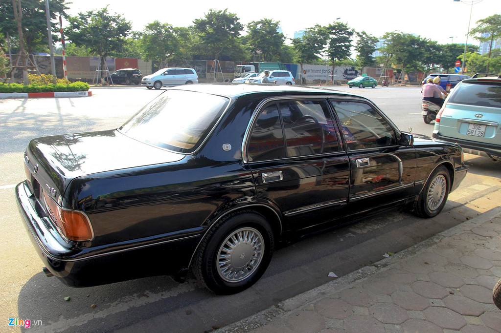 Toyota Crown - 'Xe cho VIP' nhung nam 90 co gi dac biet? hinh anh 3