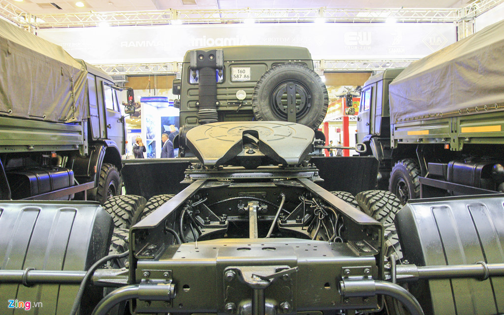 Can canh bo ba xe tai quan su o Ha Noi, co the keo xe tang, ten lua hinh anh 3