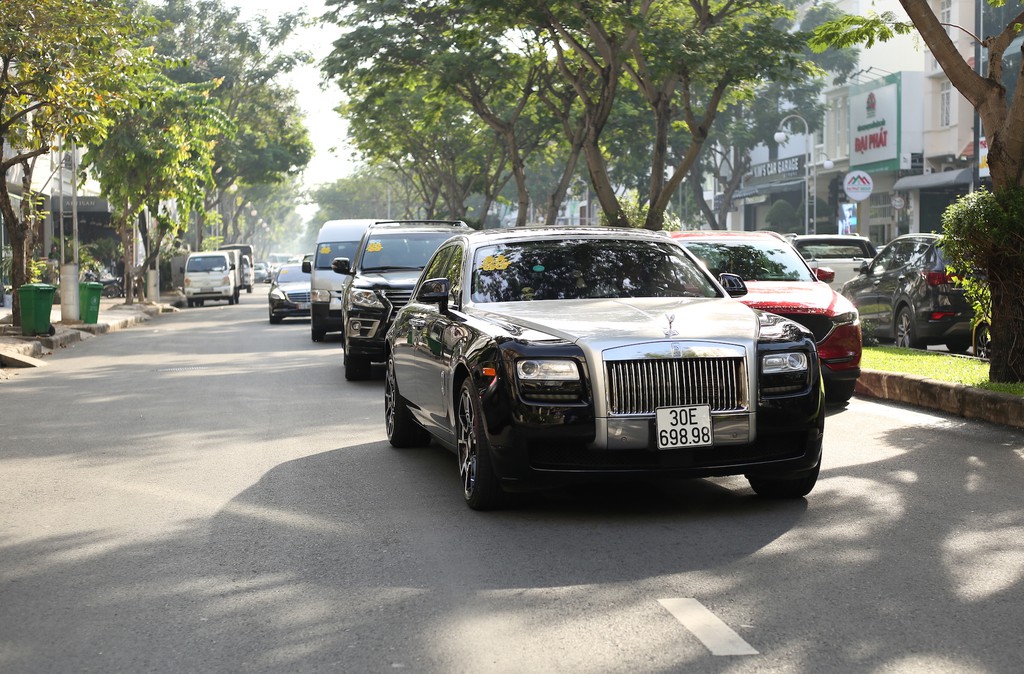 Dan xe Rolls-Royce, Maybach xuat hien trong le cuoi Bao Thy hinh anh 4