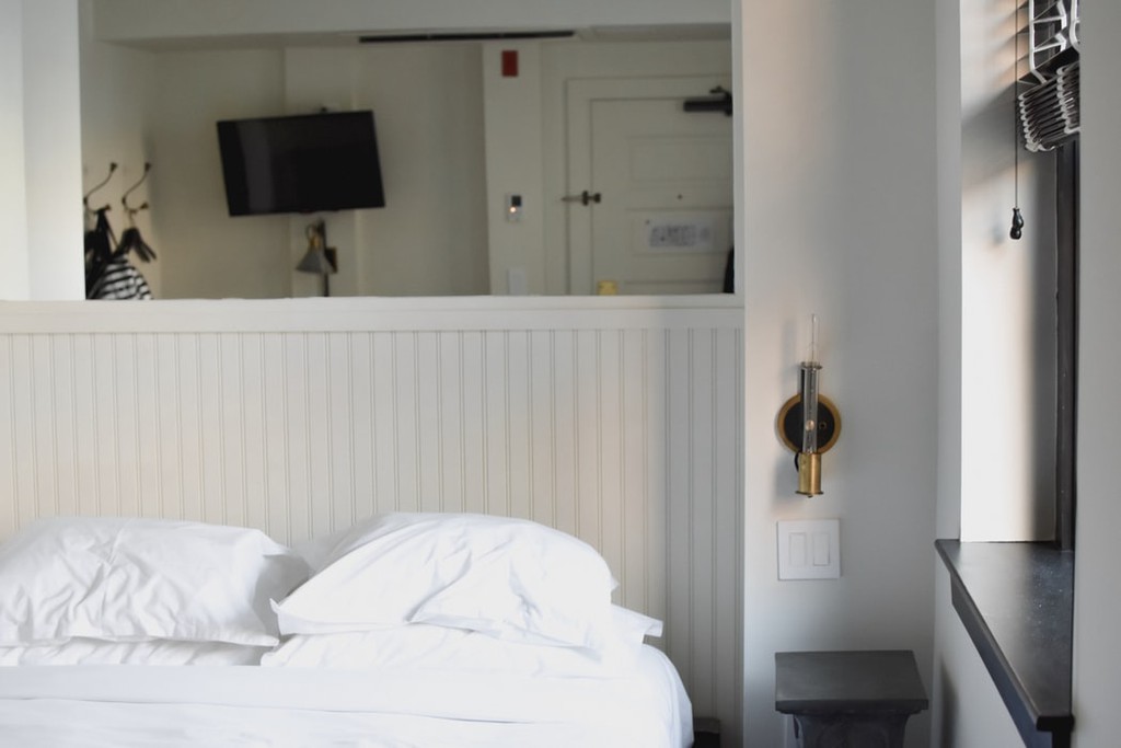 Vi sao da so ga trai giuong trong khach san co mau trang? hinh anh 4