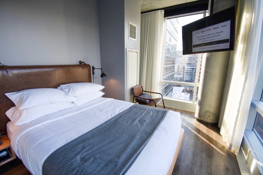 Vi sao da so ga trai giuong trong khach san co mau trang? hinh anh 5