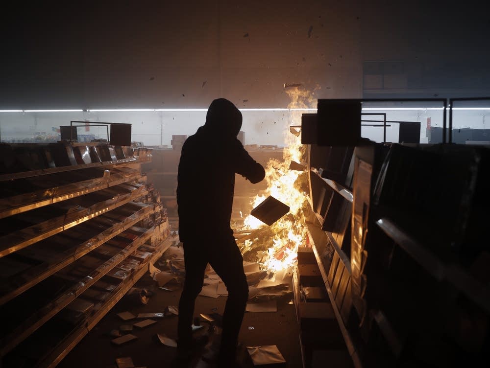 nguoi dan Minneapolis doi pho voi bao dong phan biet chung toc anh 2