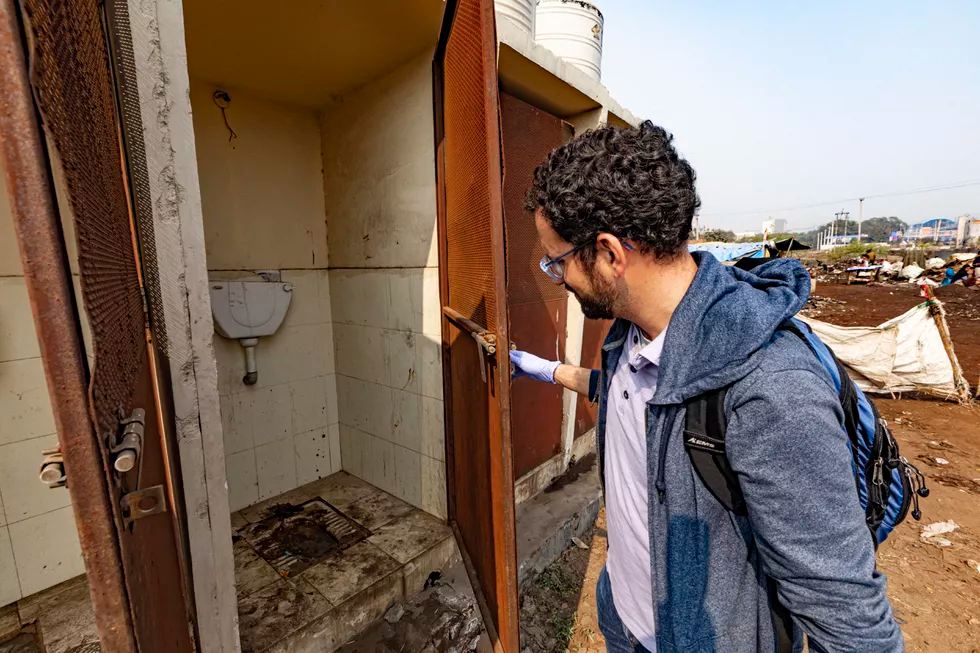 Nha ve sinh thong minh cuu mang nguoi An Do anh 2